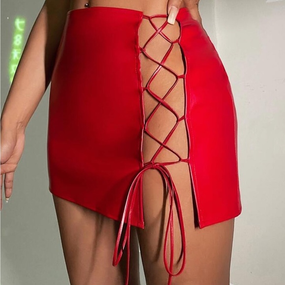 Red faux leather skirt - Picture 2 of 3